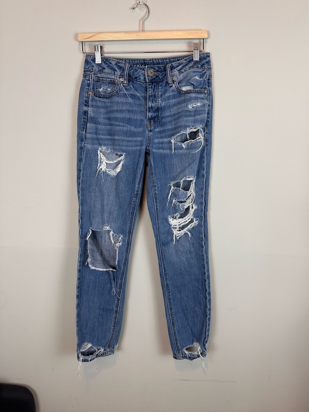 American Eagle Ripped Mom Medium Wash Jean Size 0 Short